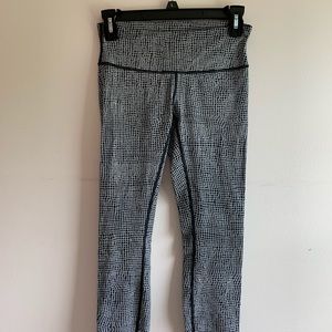 Black and white Lululemon cropped leggings